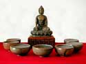 Statue de Bouddha entour&eacute;e des sept bols d'offrande