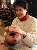 modelage d'une th&eacute;i&egrave;re pendant un stage Raku