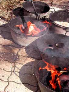 enfumage de poteries en fusion dans des copeaux de bois