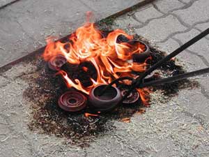 Poteries sigillées sorties du four en fusion enfumées dans des copeaux de bois