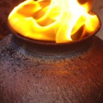 L'enfumage des pièces est toujours un moment magique où l'on voit danser le feu sur les poteries.
