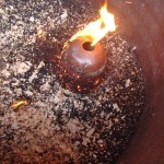 Voici une poterie en fusion enfumée dans un nid de copeaux de bois.