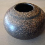 Voici une belle poterie avec de jolis effets tachetés.