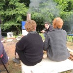 Pendant la cuisson, l'équipe reste à coté du four pour alimenter en bois et suivre la courbe de cuisson.