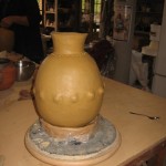 Pascal a utilisé un petit outil en bois pour pousser la terre de l'intérieur vers l'extérieur et ainsi créer du relief sur son vase.