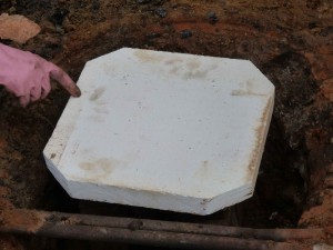 On installe la plaque de sol dans la fosse de cuisson sur des quilles.