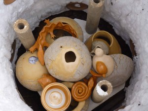 On installe les poteries dans le four en les superposant sans les casser .