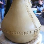 Vase façonné à la technique du colombin sur une base estampée.